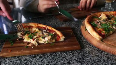 İnsanlar büyük dilim sıcak pizza yemek