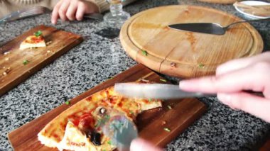 İnsanlar büyük dilim sıcak pizza yemek