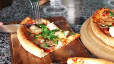 Buhar ile sıcak pizza