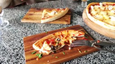 lezzetli sıcak taze pizza büyük dilim
