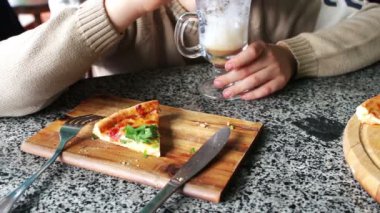 Çocuk yeme lezzetli Pizza