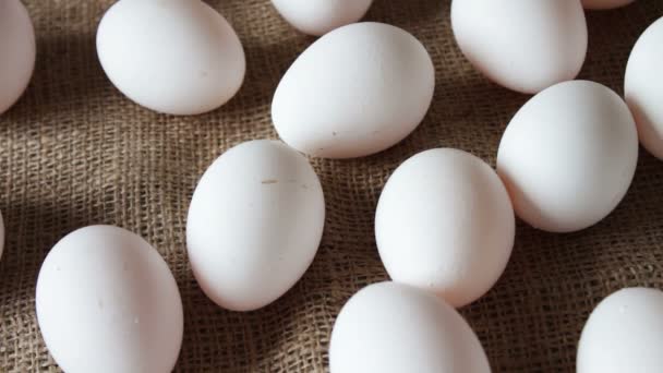 Huevos crudos grandes blancos frescos — Vídeos de Stock