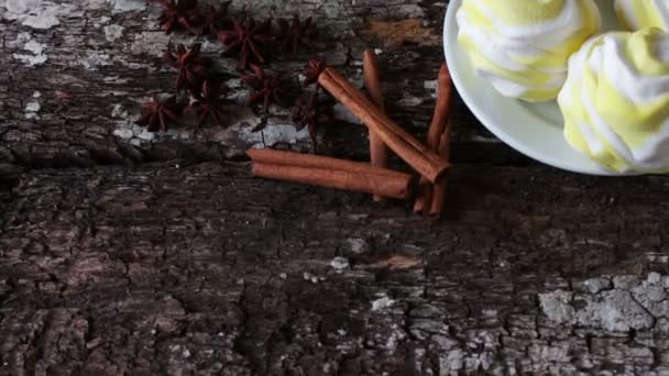 Marshmallows på en snygg trä bakgrund — Stockvideo