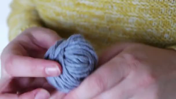 Bola de fios de lã cinza — Vídeo de Stock