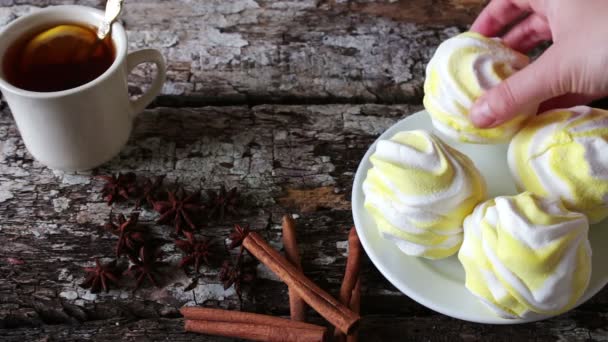 Marshmallows em um fundo de madeira elegante — Vídeo de Stock