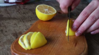 doğrama kurulu portre üzerinde limon dilimli el