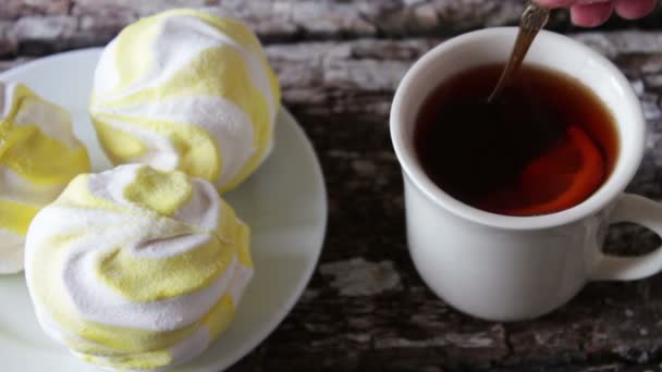 Marshmallows och svart te med citron — Stockvideo