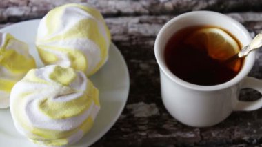 şekerleme ve siyah çay limon ile
