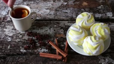 Marshmallow şık ahşap arka plan üzerinde