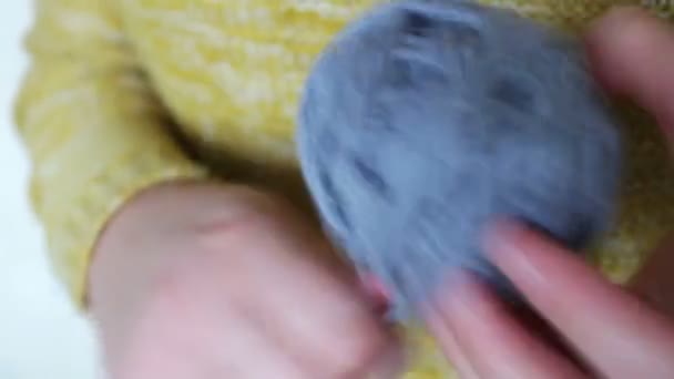 Bola de hilo de lana gris — Vídeos de Stock