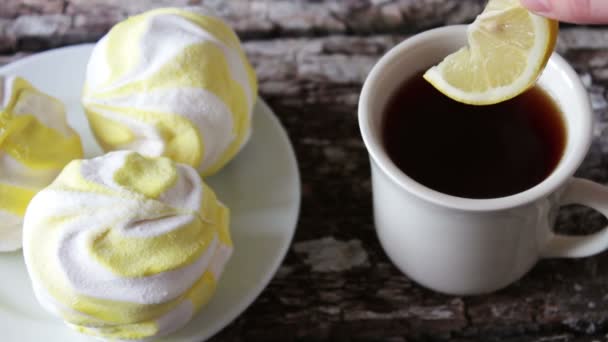 Malvaviscos y té negro con limón — Vídeo de stock