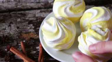 Marshmallow şık ahşap arka plan üzerinde