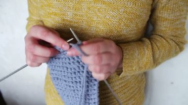 kadının örgü iğneleri eller