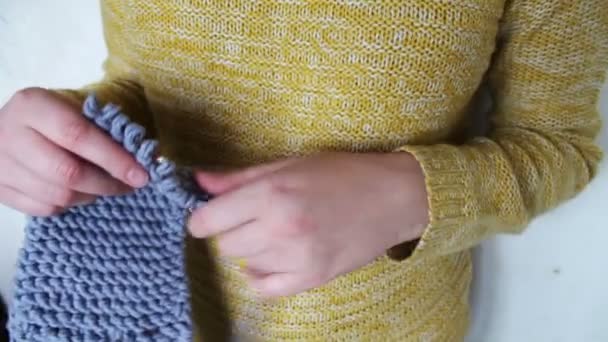 Женские руки вязальные спицы — стоковое видео