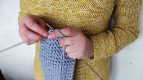 Mulheres mãos agulhas de tricô — Vídeo de Stock
