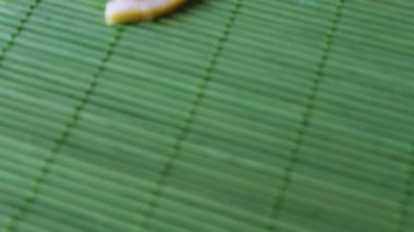 limon yeşil bir arka plan üzerine dilimlenmiş