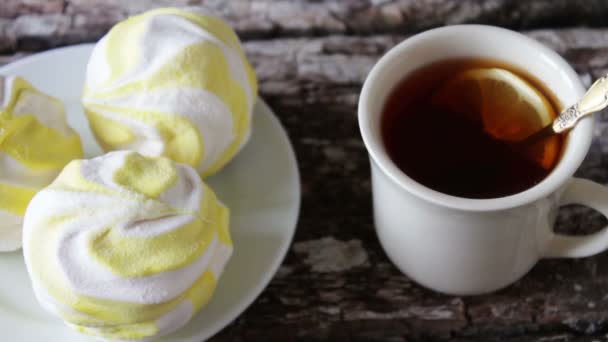 Marshmallows and black tea with lemon — Stock Video
