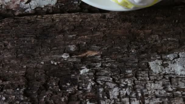 Marshmallows em um fundo de madeira elegante — Vídeo de Stock