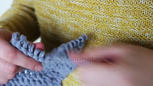 Mulheres mãos agulhas de tricô — Vídeo de Stock