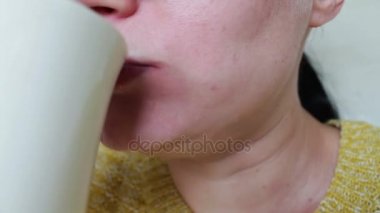 Genç kadın marşmelovu yeme