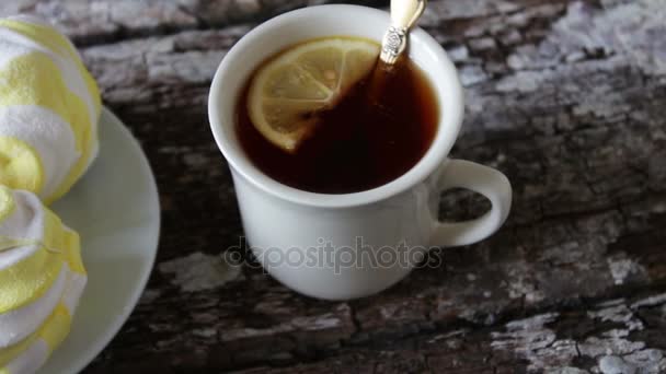 Marshmallows and black tea with lemon — Stock Video