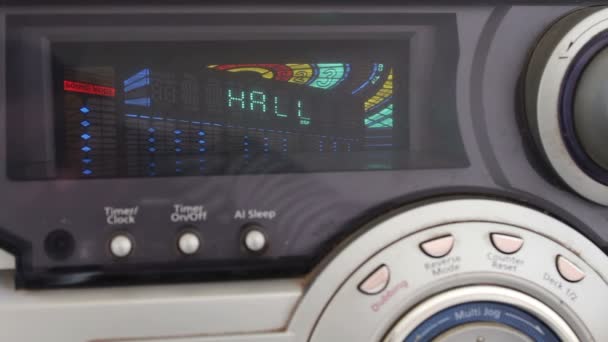 Hi-Fi stereo sistemi yakın görünümü kadar dijital ekran — Stok video