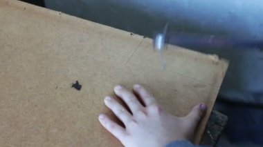 Küçük el testeresi ahşap kaplama testere ile kesme