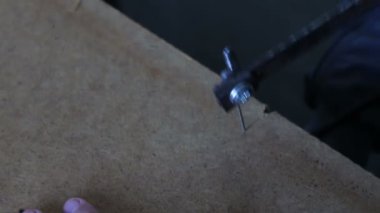 Küçük el testeresi ahşap kaplama testere ile kesme