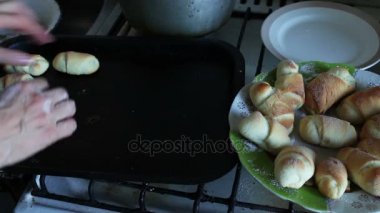 kadın bir fırın ev yapımı kekler üzerinde bırakır