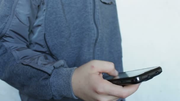 Jovem adolescente jogando no smartphone — Vídeo de Stock