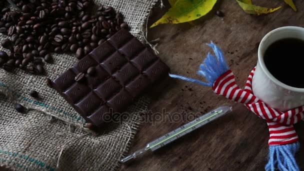 Tazza bianca di caffè nero in sciarpa — Video Stock