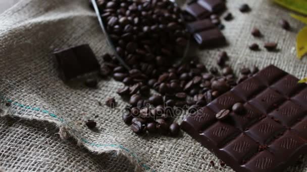 Granos de café chocolate y taza de café — Vídeos de Stock