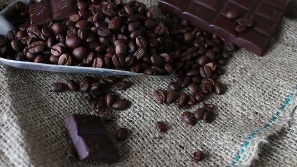 Schop voor koffie en pure chocolade — Stockvideo