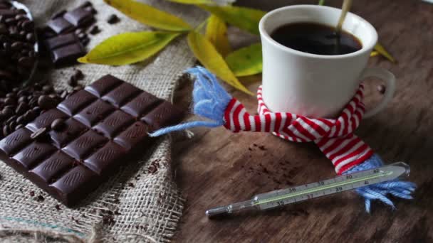 Taza blanca de café negro en bufanda — Vídeos de Stock