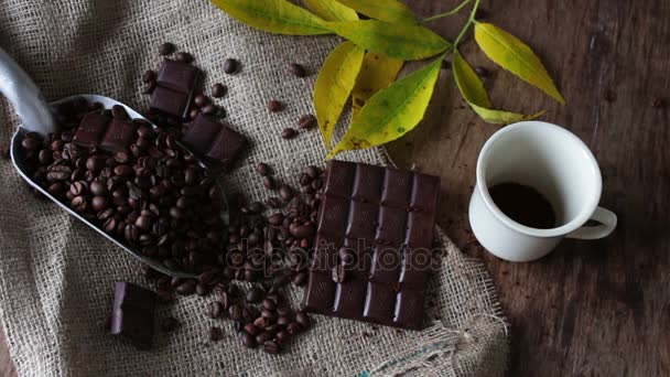 Granos de café chocolate y taza de café — Vídeos de Stock