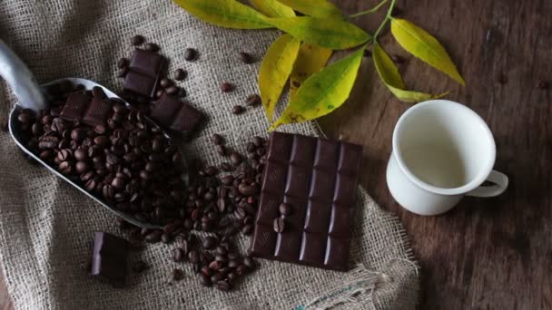 Granos de café chocolate y taza de café — Vídeos de Stock