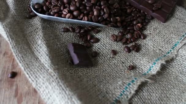 Лопата для кофе и темный шоколад — стоковое видео