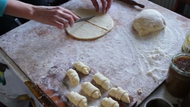 Mujer haciendo croissants de la masa — Vídeos de Stock