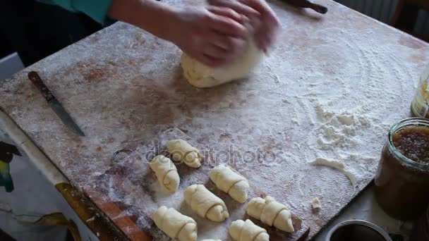 As mãos femininas amassam a massa de farinha — Vídeo de Stock
