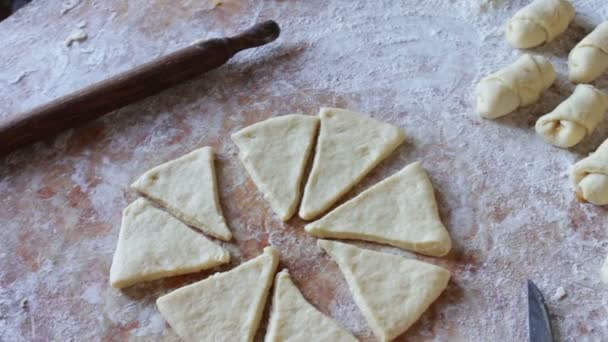 Raw dough and fresh pastries — Stock Video