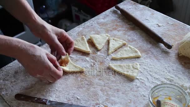 Mujer haciendo croissants de la masa — Vídeos de Stock