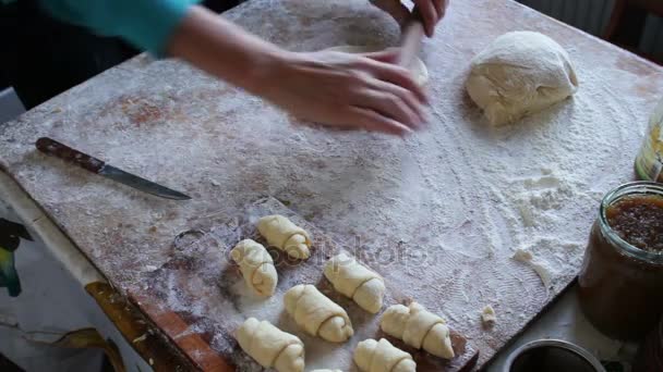 女性手を小麦粉に練り生地 — ストック動画