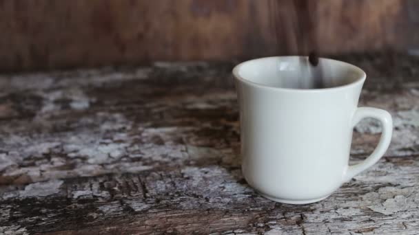Weiße Tasse voller Kaffeebohnen Nahaufnahme — Stockvideo