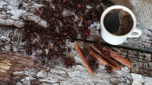 Weiße Tasse voll mit duftendem heißen Kaffee — Stockvideo