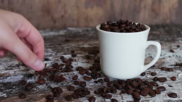 Taza blanca llena de granos de café de cerca — Vídeo de stock