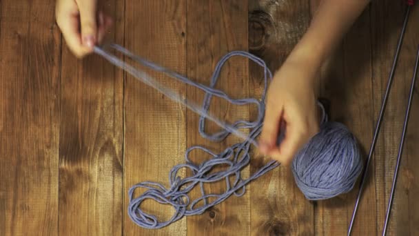 Womans hands knitting — Stock Video