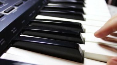 Bir sentezleyici oynayan kadın