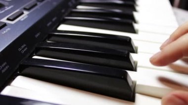 Bir sentezleyici oynayan kadın