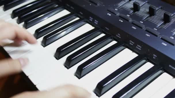 Mulher a tocar um sintetizador — Vídeo de Stock