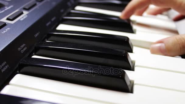 Woman playing a synthesizer — Stock Video